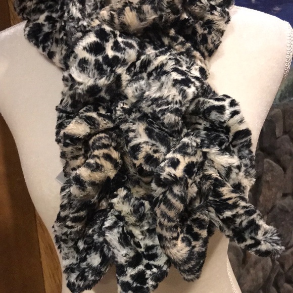 NWT Luxury Faux Fur Scrunchy Scarf OS - Picture 3 of 4